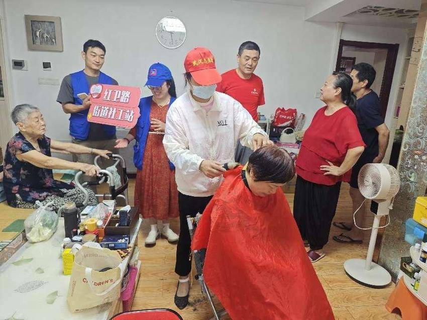 11个，青山区街道社工站打造“家门口”的服务.docx
