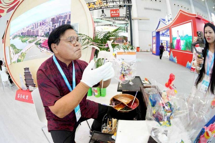 天门主题花车首次亮相2025中国文化旅游产业博览会.docx