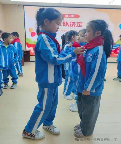 红领巾与朝阳同辉.docx