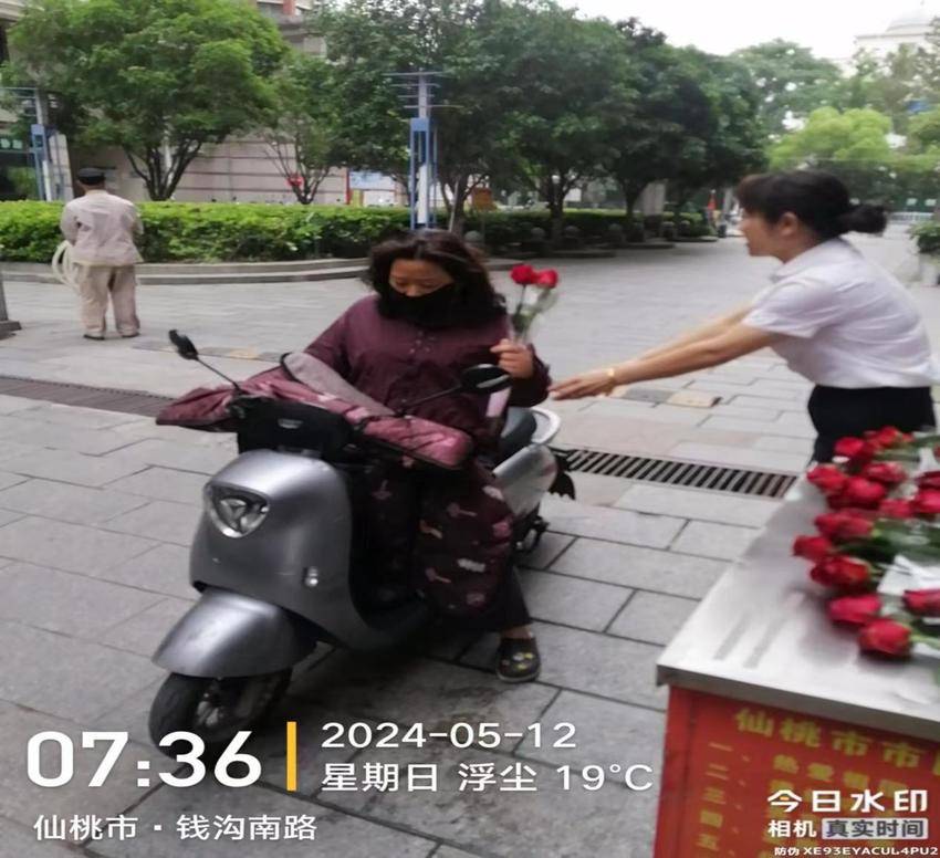 母亲节催热孝心 150株鲜花飞到小区门口0512.docx