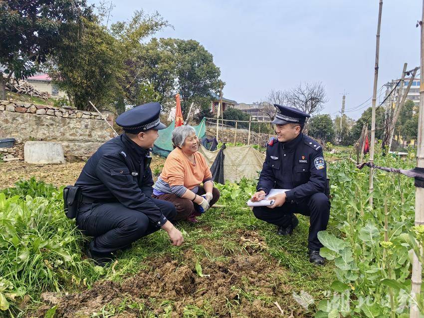民警收集涉农矛盾纠纷线索