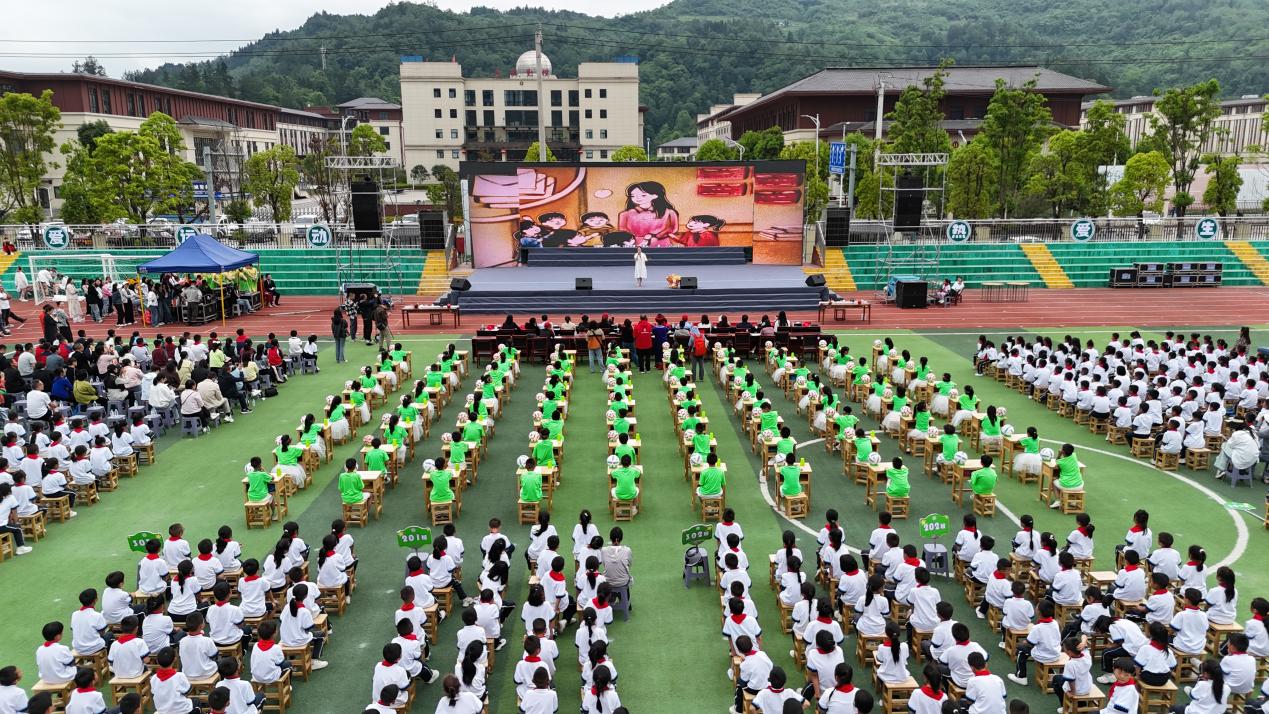 杨娟：二十年公益路，用爱照亮大山孩子的未来.docx