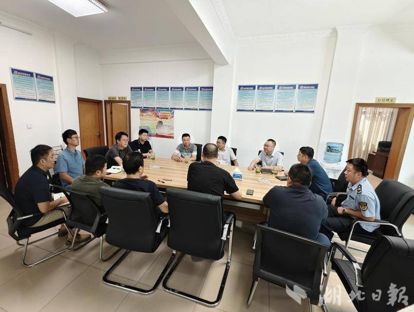 汛期安全督导助力兴山港航建设养护.docx
