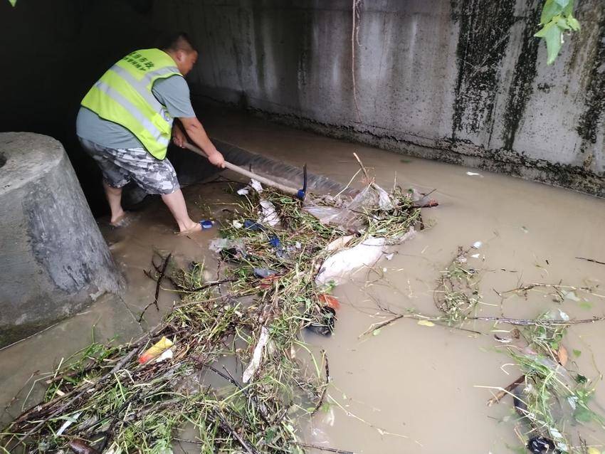 特区住建局：闻“雨”而动 积极应对极端天气 (1).docx