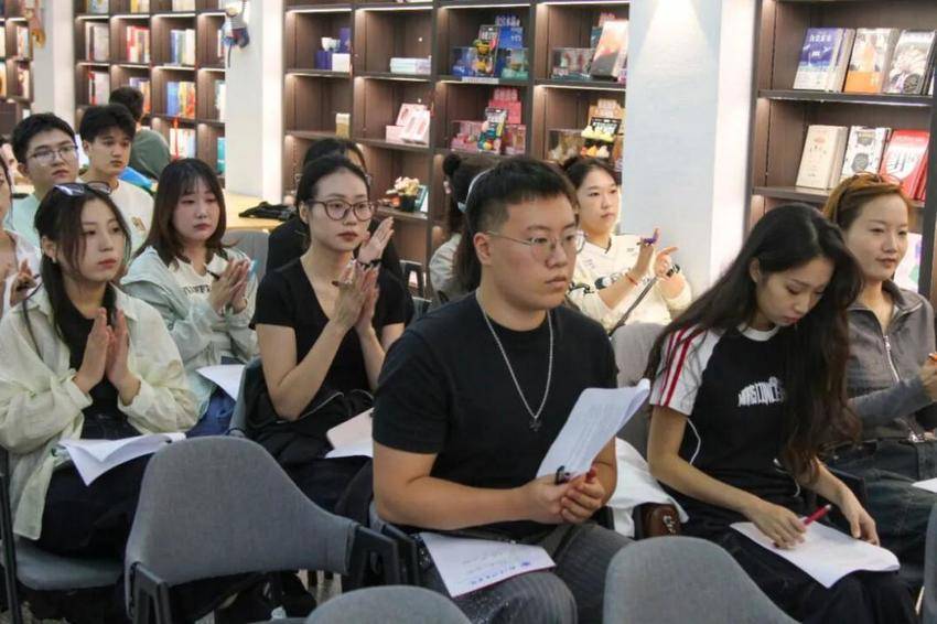 东湖读吧“书香长江”阅读周主题活动  “红色正青春·筑梦新时代”青春读书会暨武汉书展参观考察(2)(1).docx