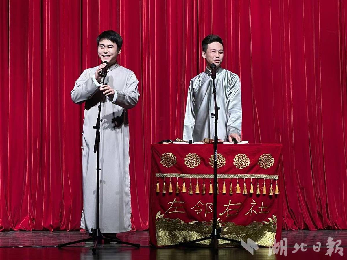 左邻右社“班主”钟豪（右一）登台表演。 受访者供图