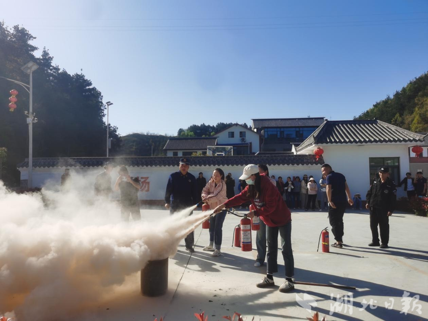 武当山特区武术推广中心联合消防救援大队深入武术馆校进行消防安全知识培训暨逃生演练.docx