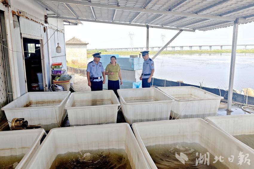 民警走访螃蟹养殖基地