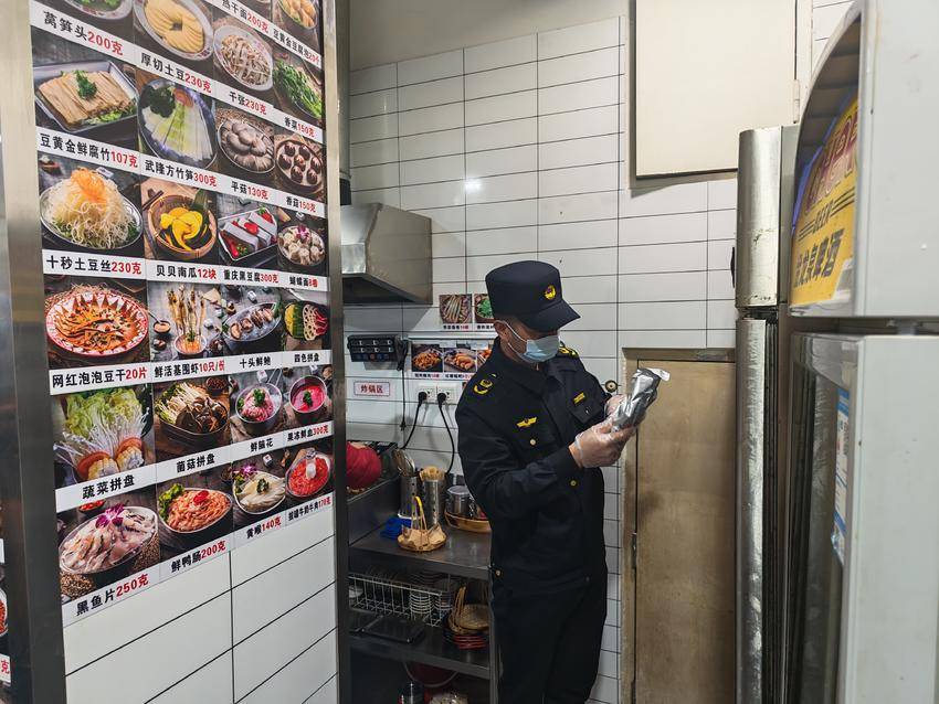 守护冬日舌尖安全：安陆市“你点我检”走进火锅一条街.docx
