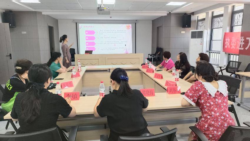 黄河路社区召开“妇女议事会” 巾帼巧“当家”.doc