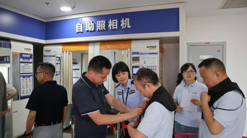 咸安民警为4名公司高管解决居住证难题