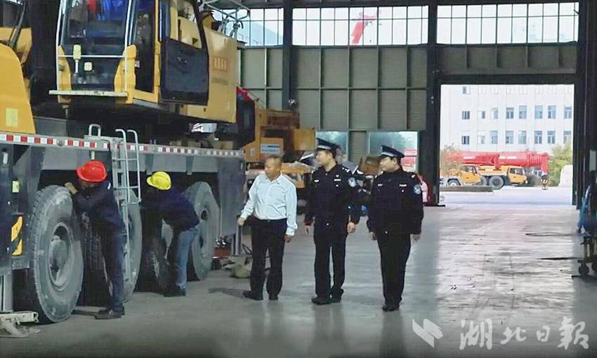 民警走访企业