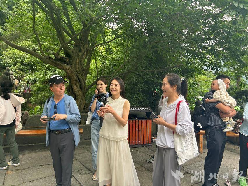 改 百万网红樾月开启武当探索之旅(1).docx