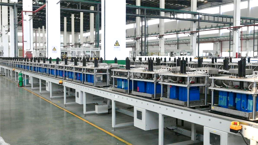 废旧电池在生产线上放电。（湖北日报全媒记者 刘路 实习生 刘湘韵 摄）.jpg