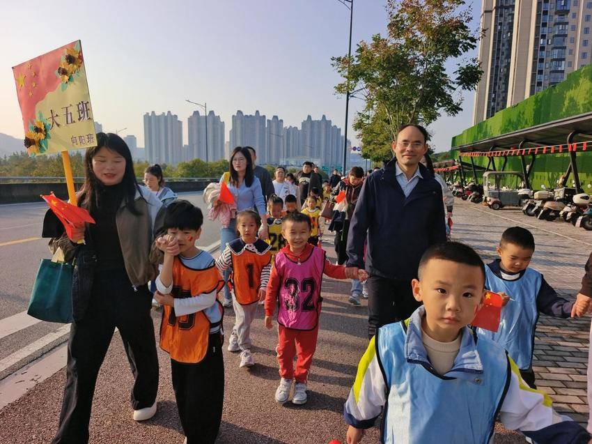 大班组亲子活动新闻稿.docx