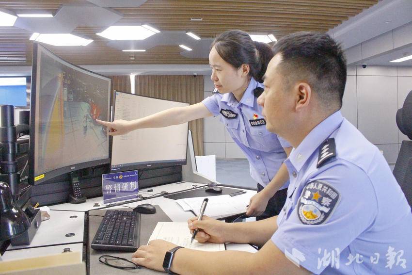 （民警开展警情研判锁定嫌疑人踪迹）