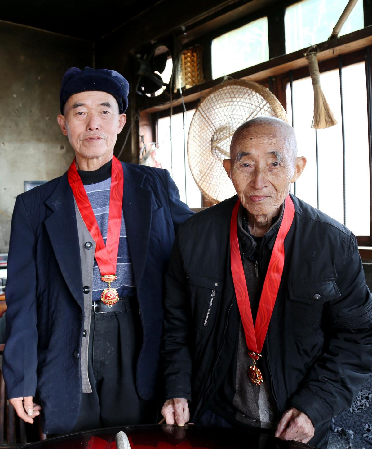 荣获在党五十年的杨学山、杨洪洲父子