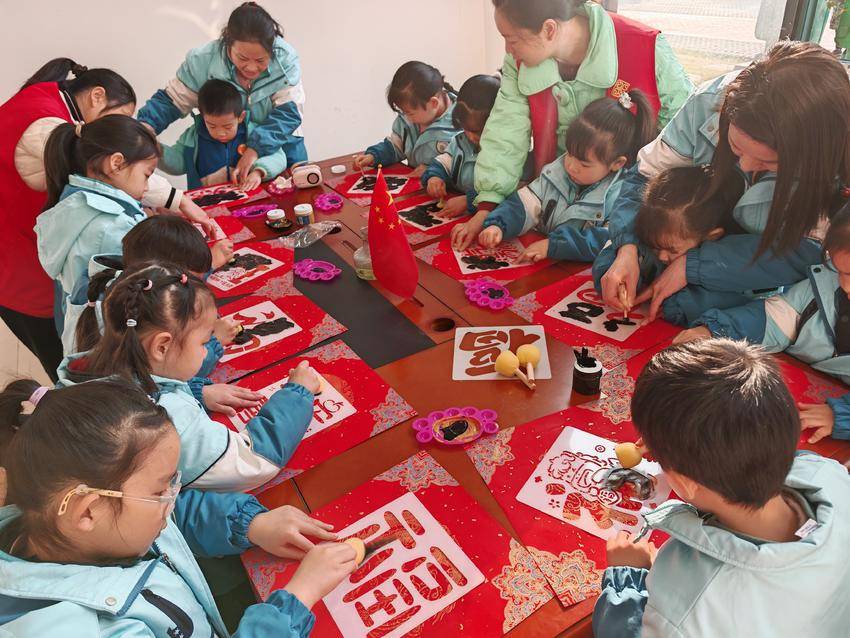 安陆经开区城东社区：萌娃巧手拓“福”迎新年，童心驿站洋溢喜庆乐.doc