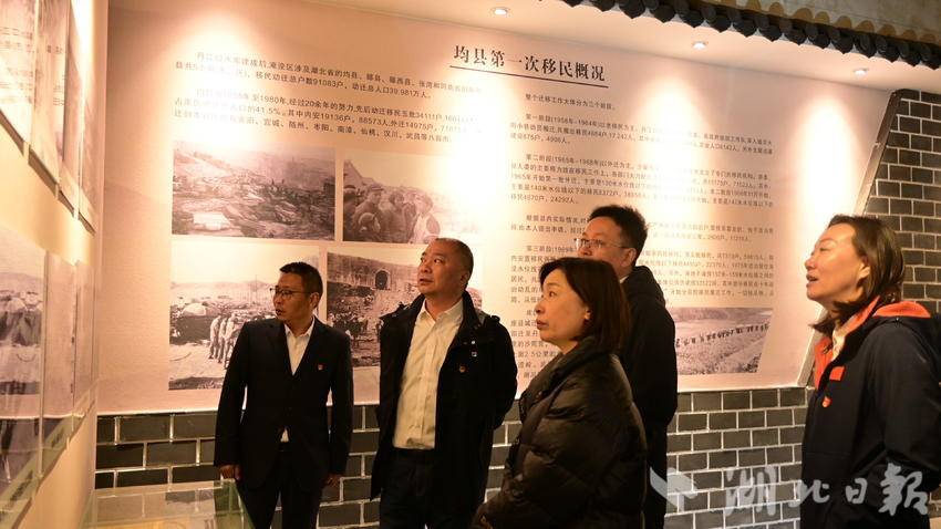 图为参观移民搬迁历程
