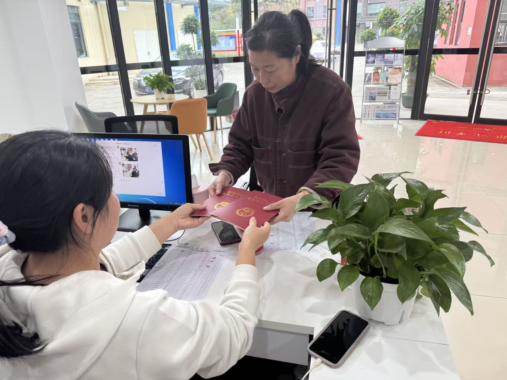 喜提“红本本”！黑虎山村安置房房产证首发，村民安居更安心.doc