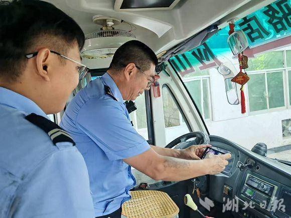 上门服务便民利企，交警为32台农村营运车办理过户查验手续