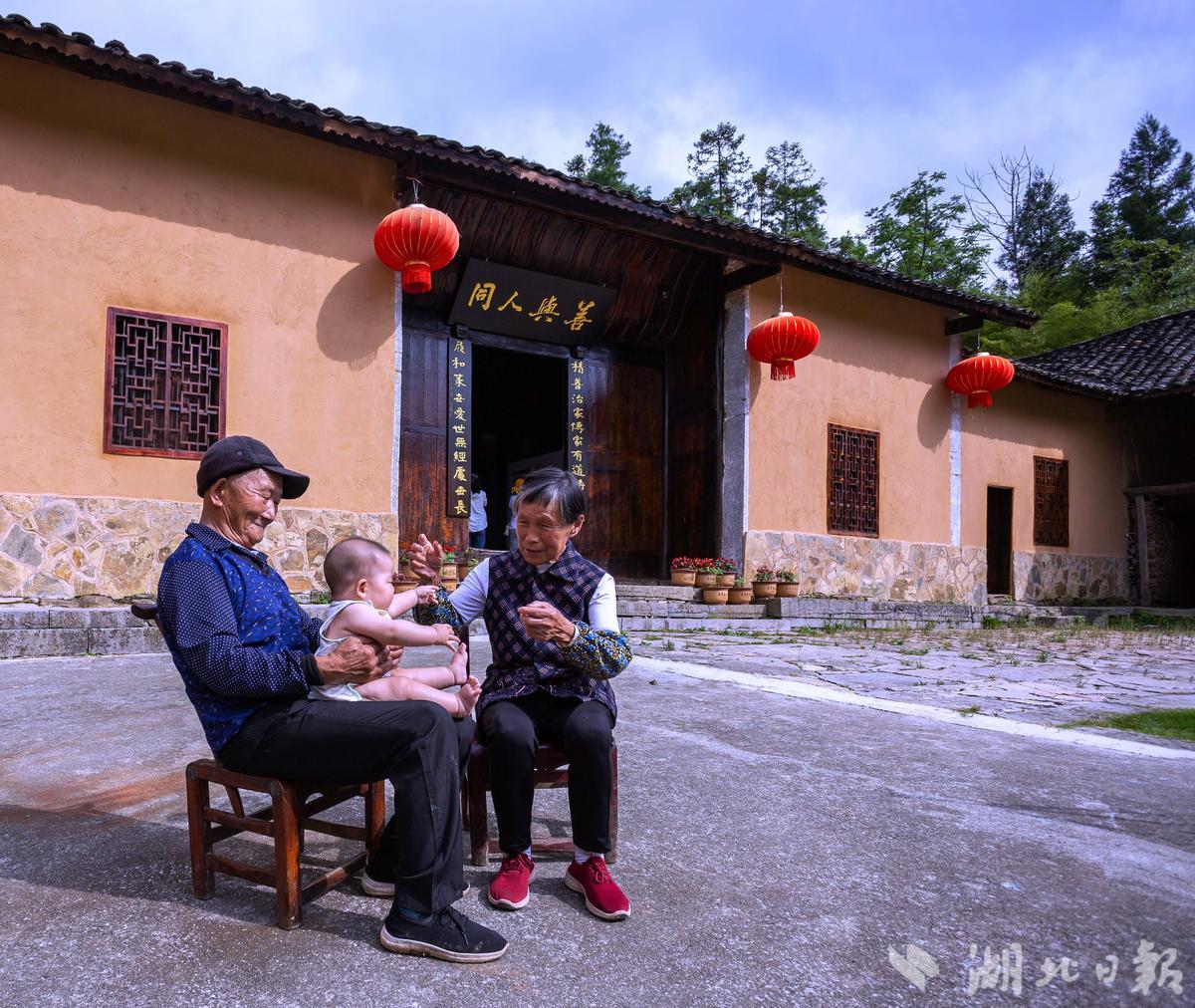天伦之乐。赵恩秋 摄