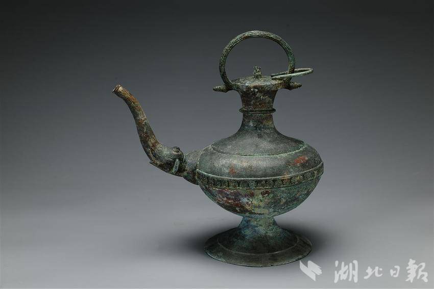 图八  象鼻流提梁铜壶.jpg