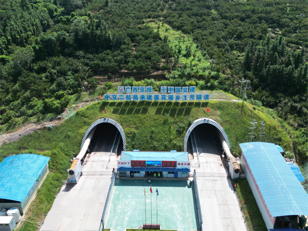 【交通强国】桂钟高速（桂林段）首座长隧道双幅贯通.docx