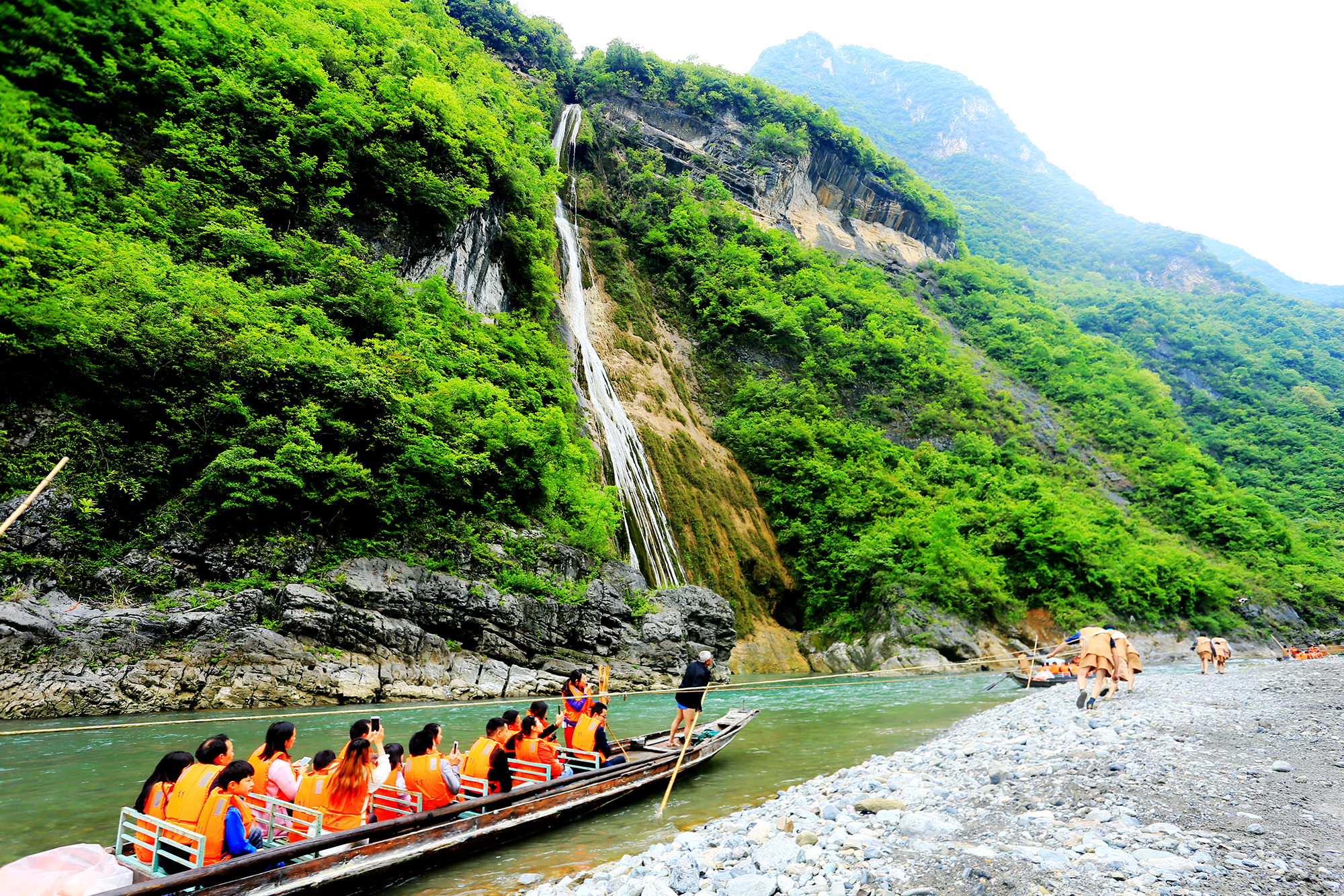 巴东县5A景区神农溪，游客们正在体验豌豆角漂流。.jpg