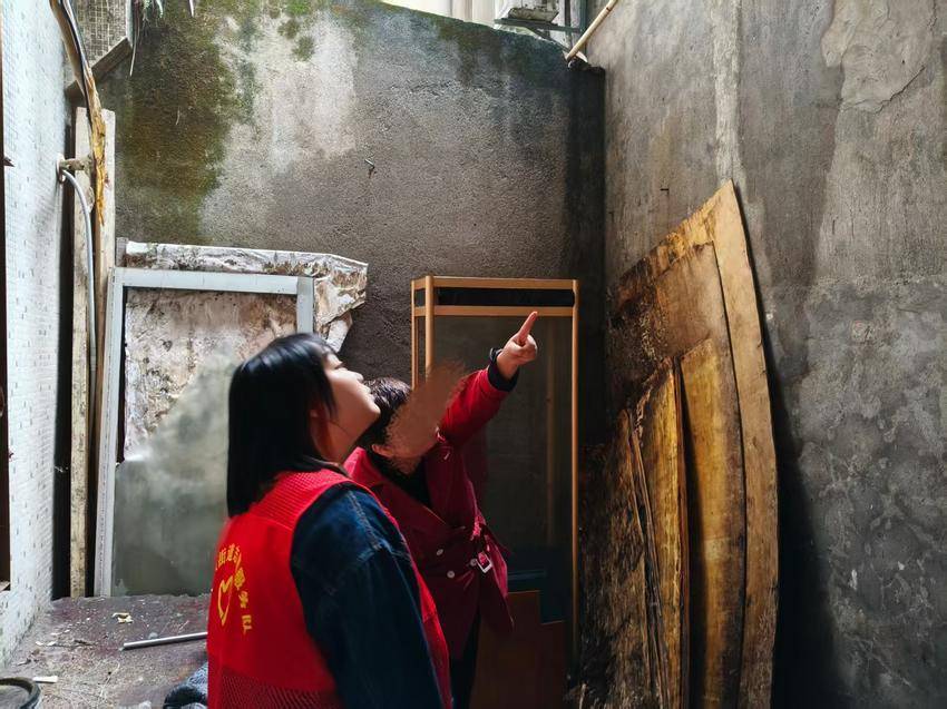 网格员巡查排隐患 快速响应水管漏水.doc