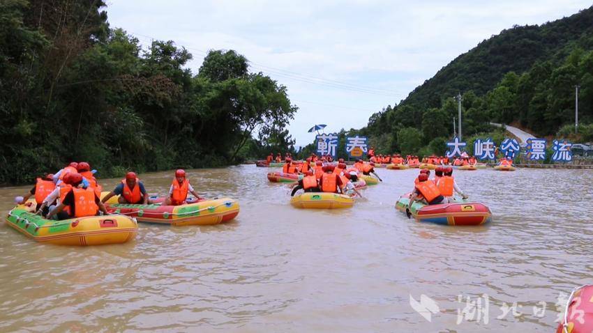 游客在雨后的河道上漂流