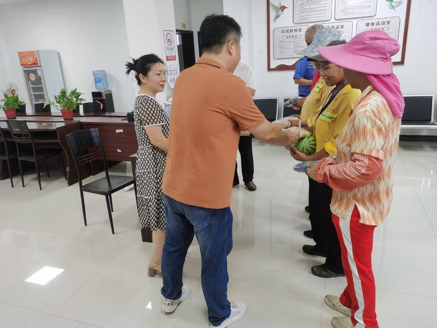 襄城区卧龙镇工会开展多场次户外劳动者“送清凉”慰问活动.docx