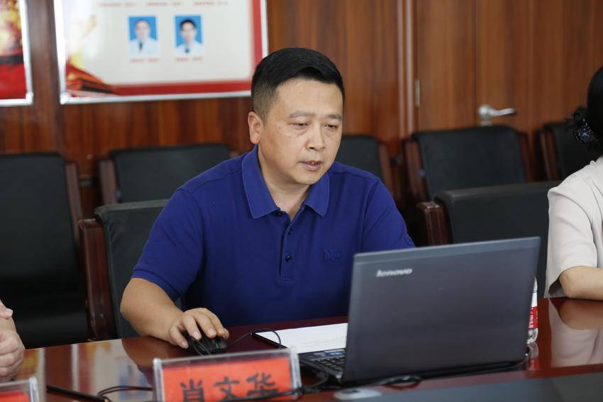 疼痛科主任肖文华汇报科室工作