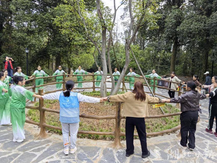 重阳健步牛头山 嘉鱼敬老暖人心(1).docx