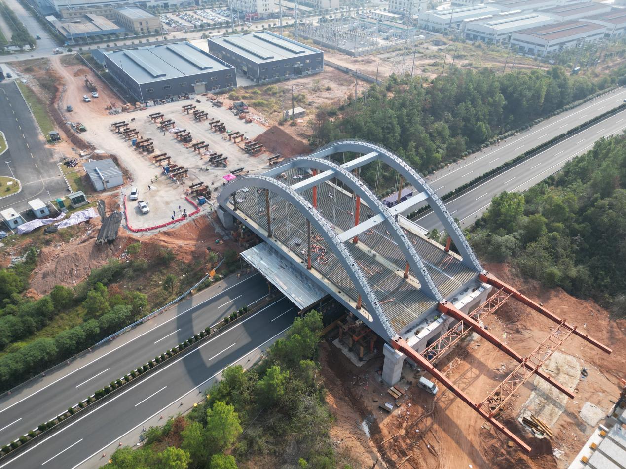 【一线传声】宜丰公路跨武吉高速立交桥主跨钢箱系杆拱桥顶推顺利完成-宜丰公路项目.docx