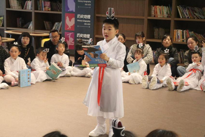 宜城市机关幼儿园：走进图书馆，寻楚“书童”行