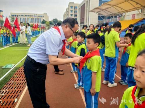 党支部书记张海波同志为新入队学生佩戴红领巾。