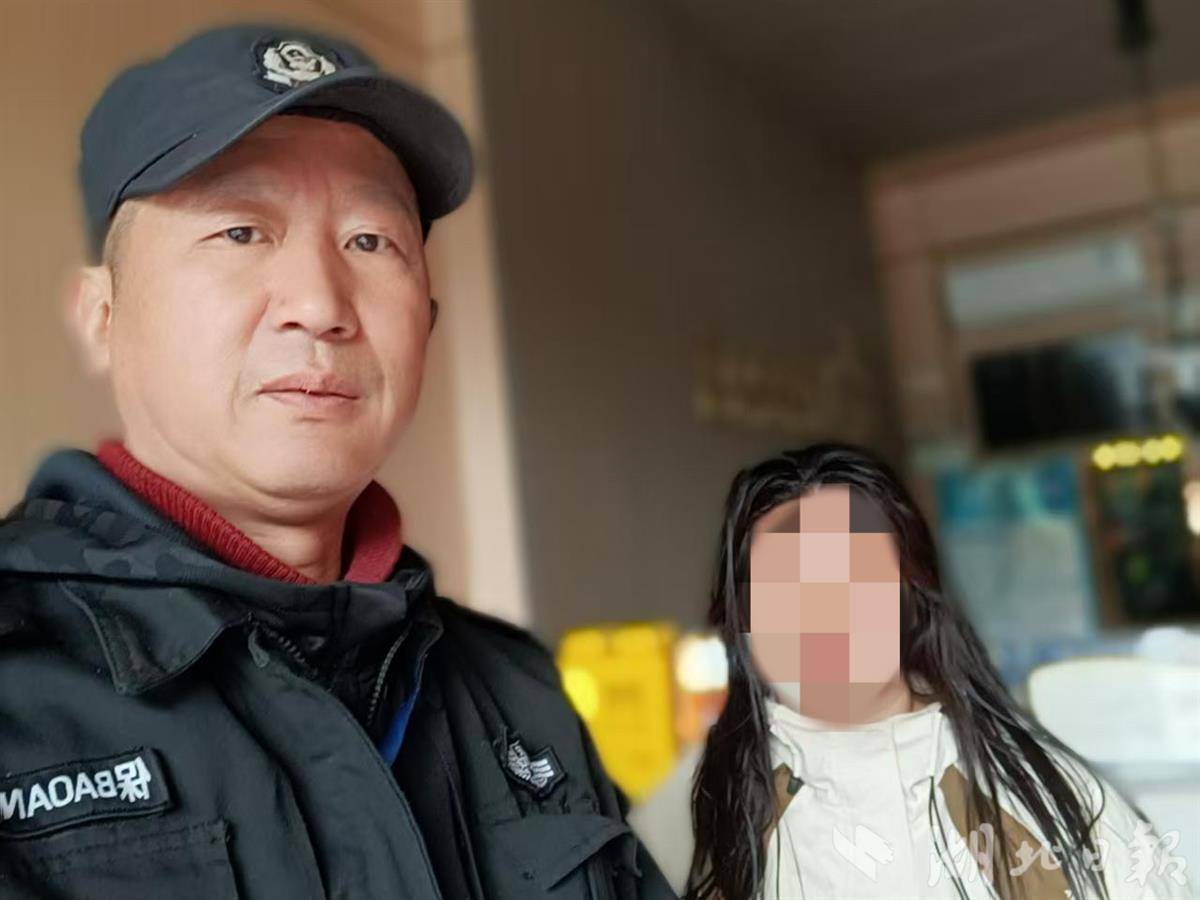 雷军与被救游客合影