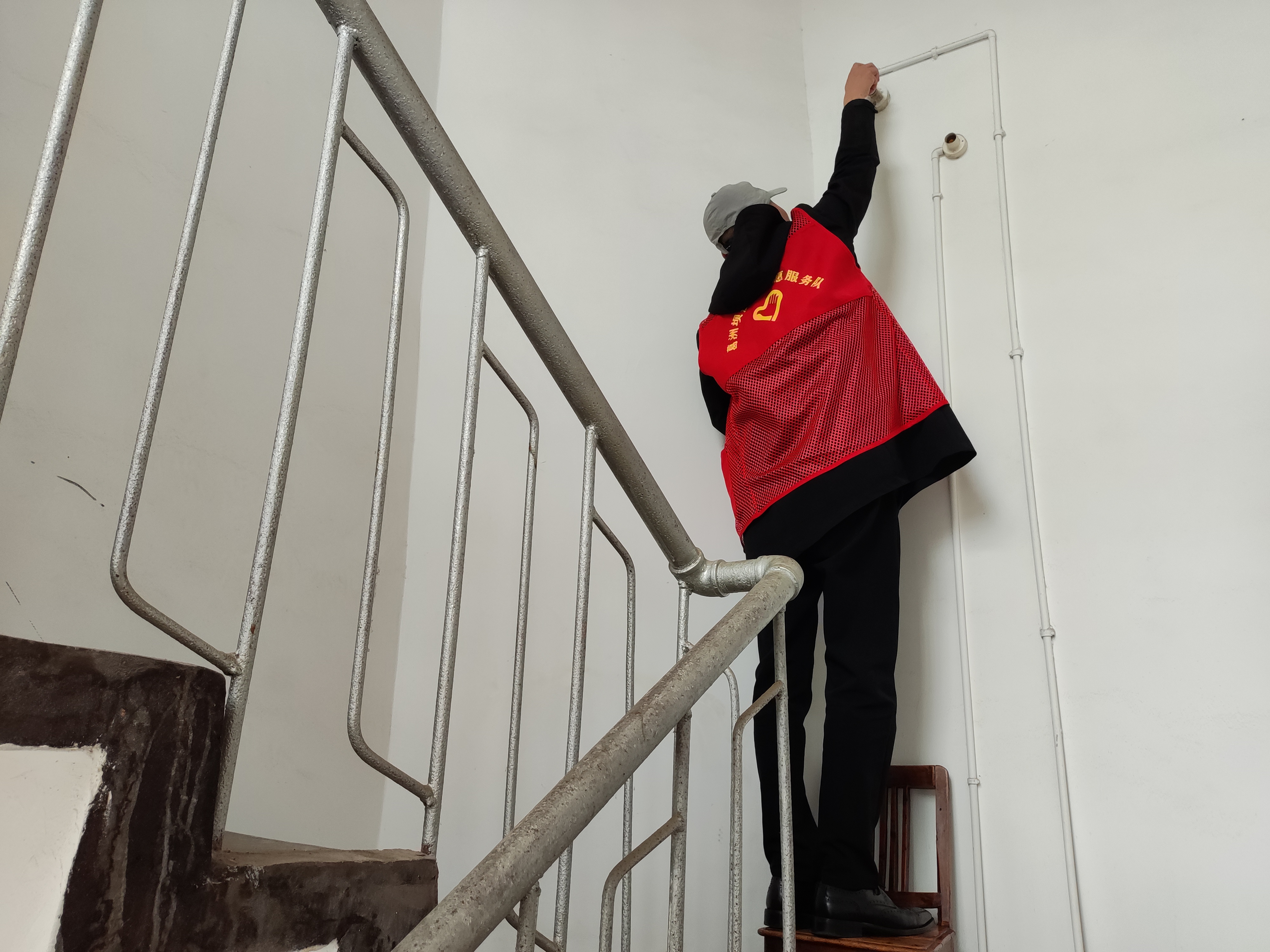 一盏明灯暖人心，网格服务显真情.doc