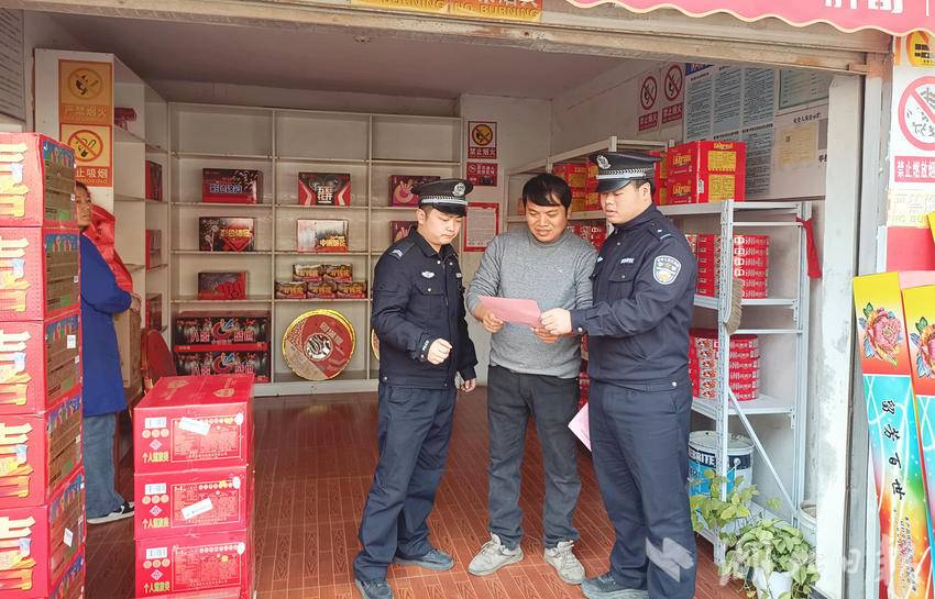 向店主宣传禁鞭知识