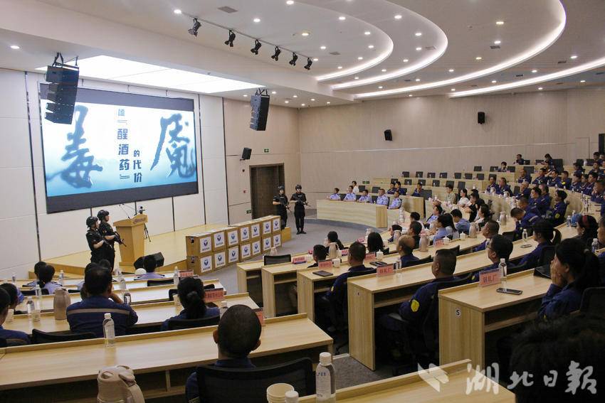 ▲观看禁毒警示片《毒魇》，揭露毒品吞噬人生的残酷真相