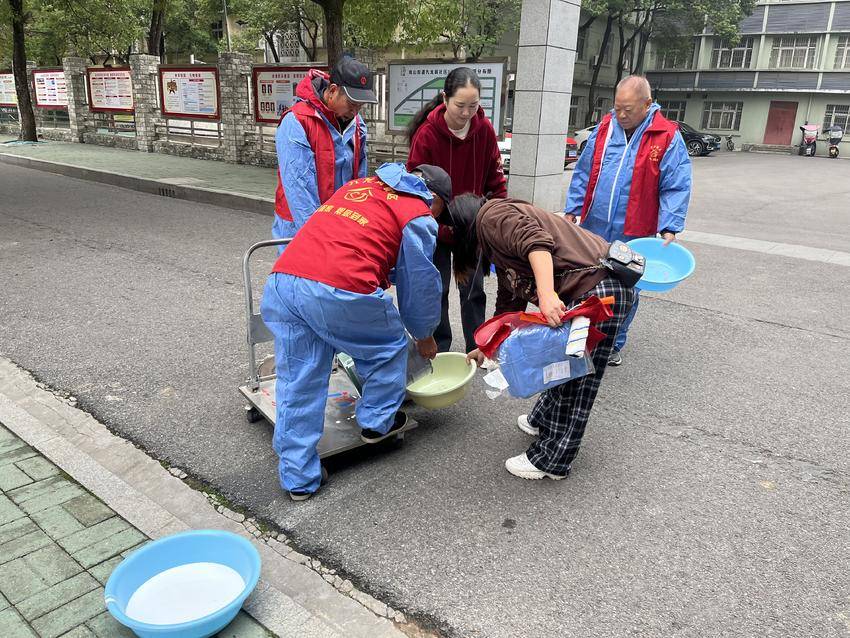 九龙洞社区：楼内居民齐参与，粉刷楼道焕新颜.doc