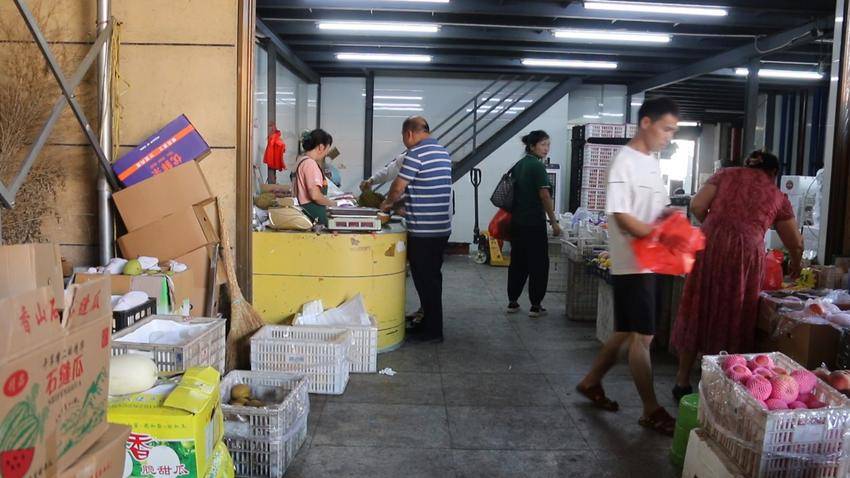 中农批鄂东农副产品大市场内的水果店