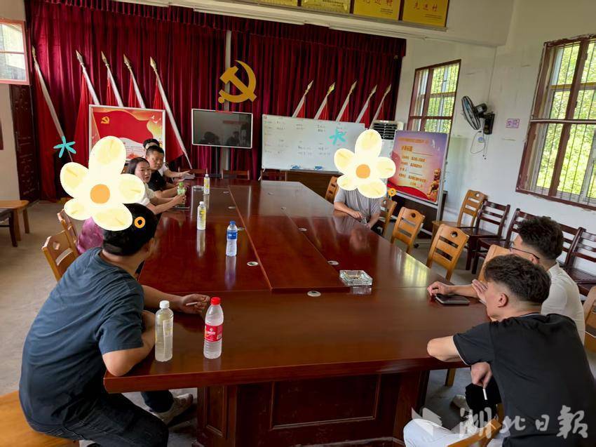 2025.8.11大湾社区巧解居民纠纷，锦旗见证为民初心(1).docx