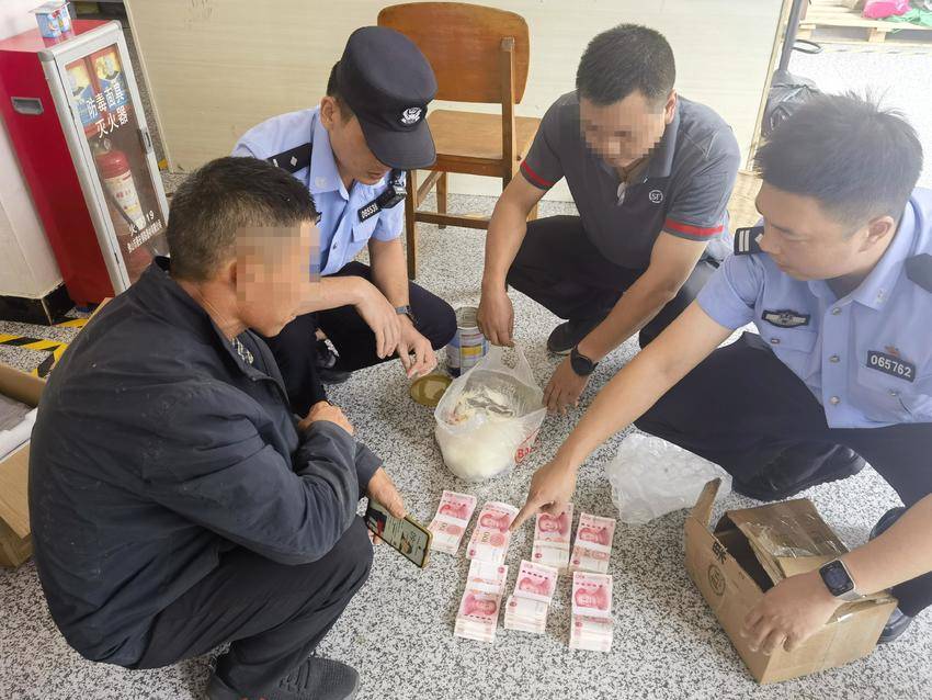 民警在快递站拦截7万元现金。