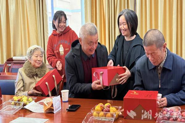 为退休教师代表赠送礼物