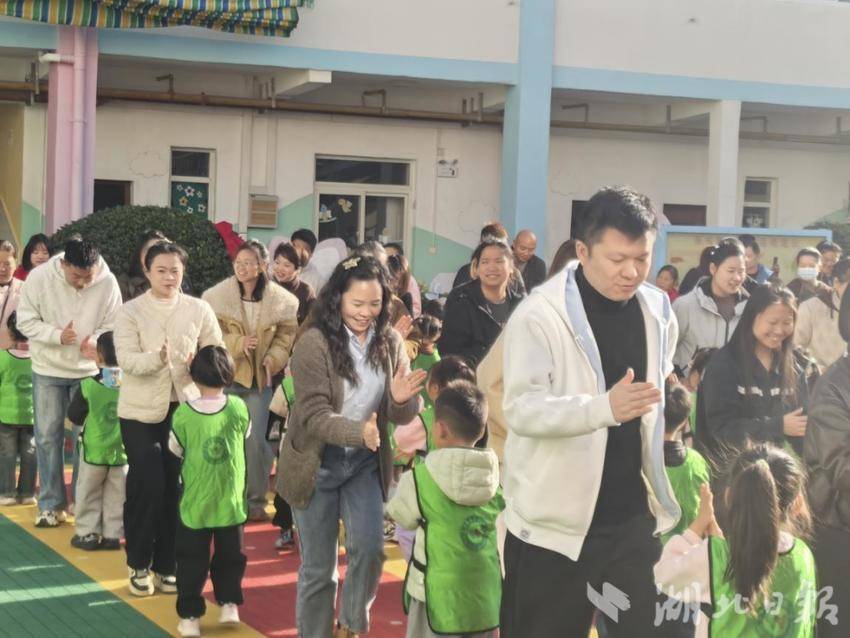 鱼岳幼儿园举行“大手牵小手，一起来运动”亲子运动会(1).doc