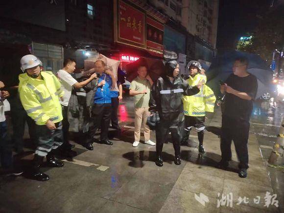 狂风暴雨夜：广水交警除险保安全