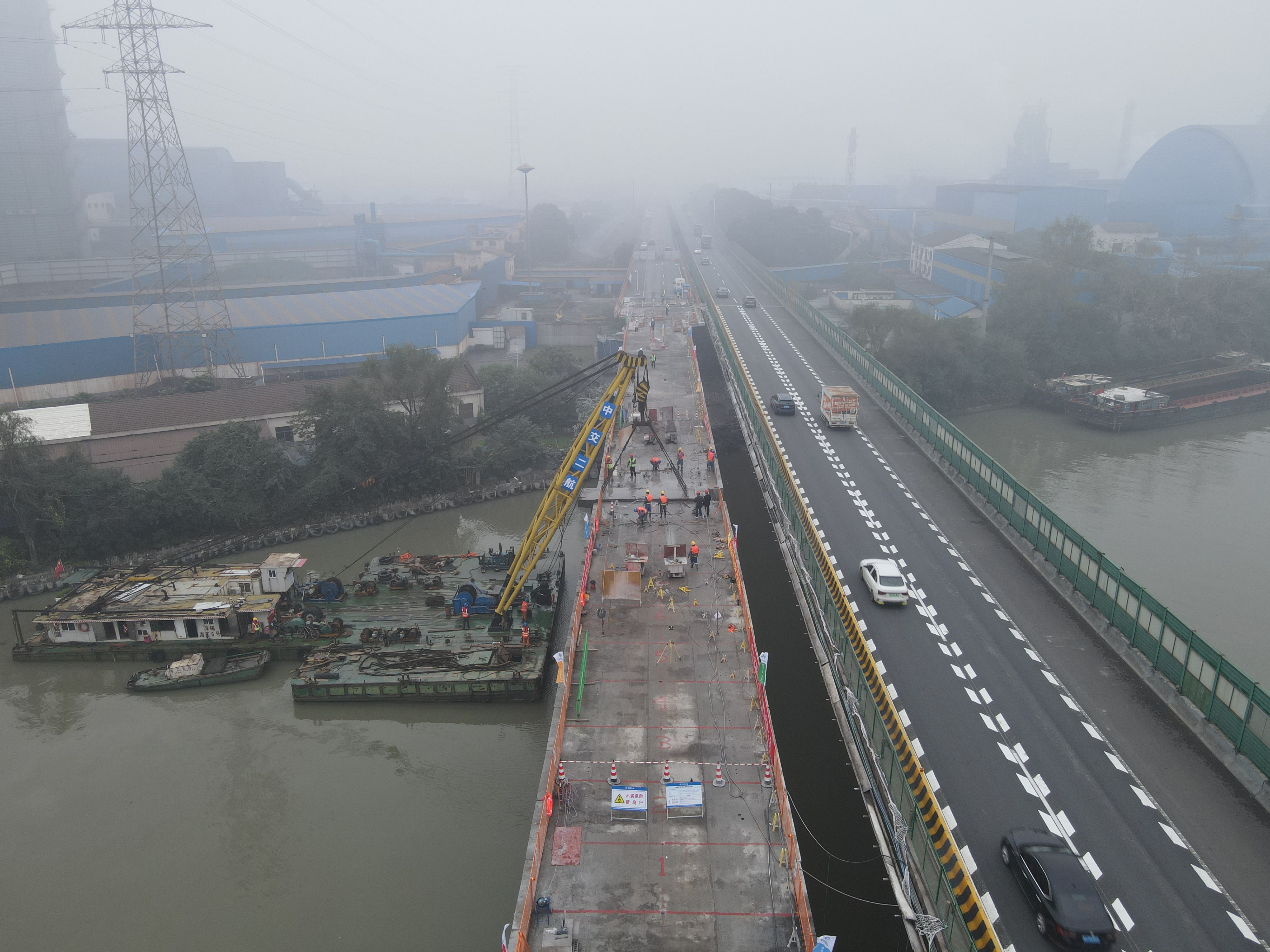 【一线传声】中交二航局沪武高速公路项目申张线大桥跨中首节段拆除作业圆满成功.doc