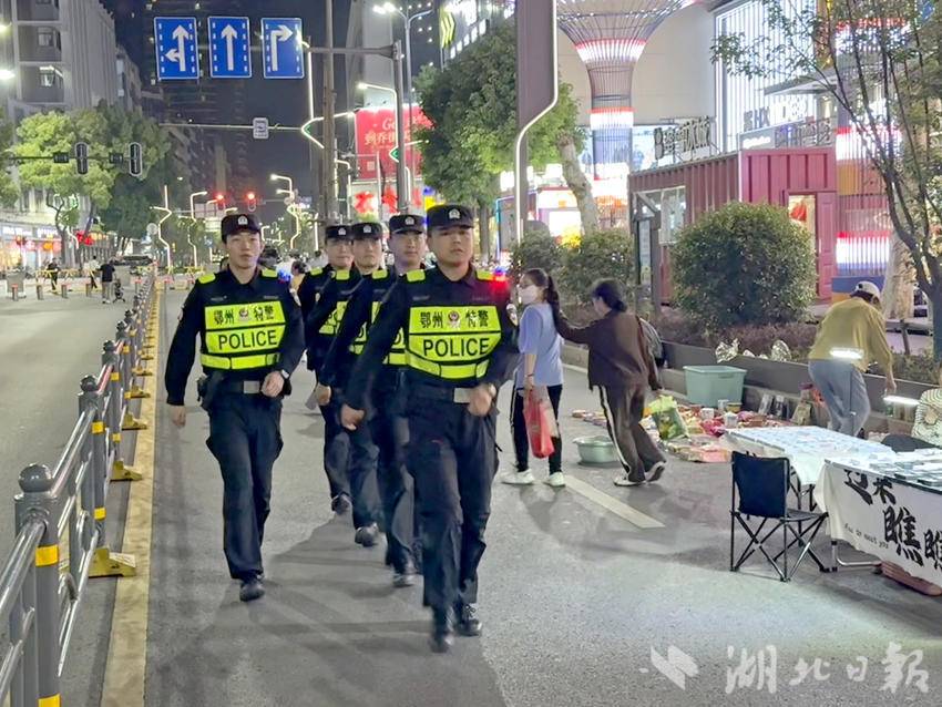 特警在商圈巡逻